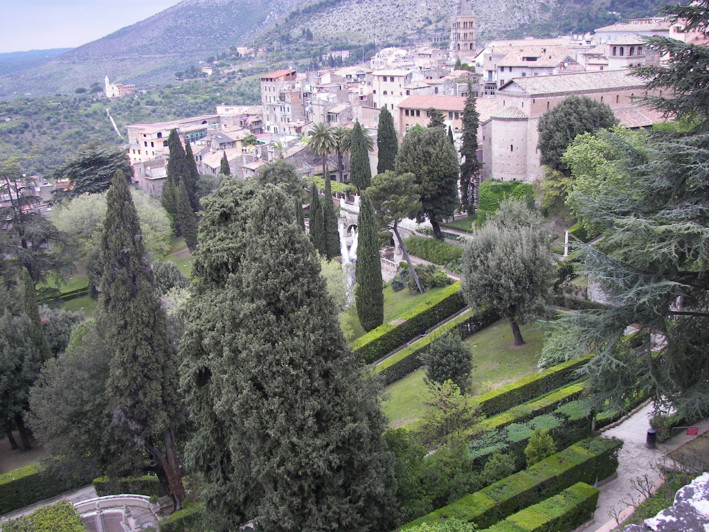 Villa_d'Este_garden_and_Tivoli